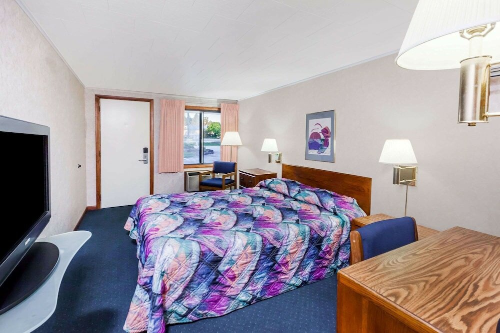 Фото Knights Inn Mackinaw City
