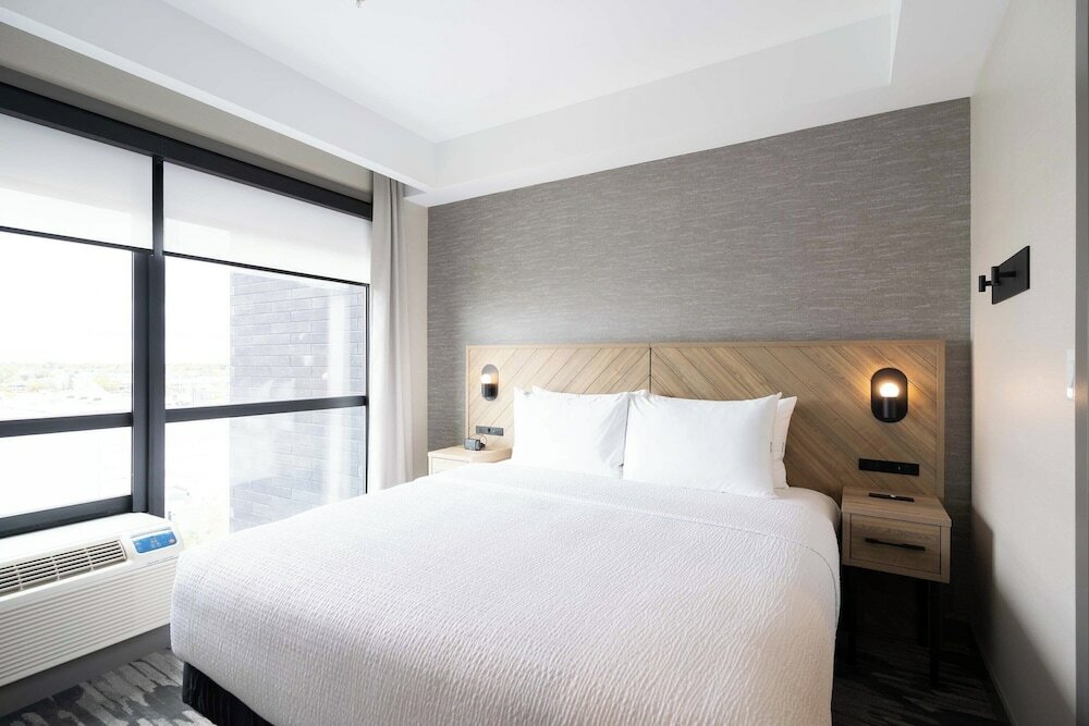 Фото Sandman Hotel & Suites Winnipeg Airport