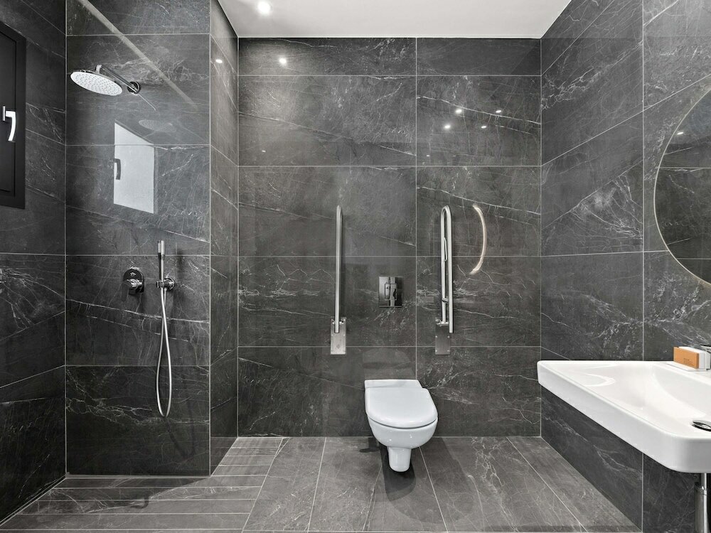 Фото Mercure Larnaca Finikoudes Beach