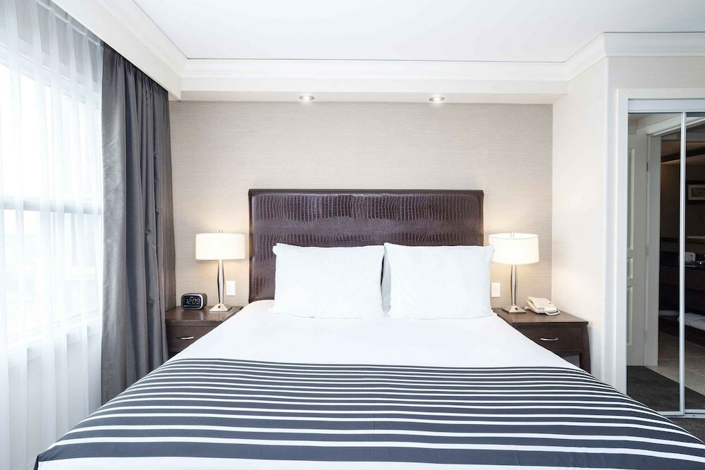 Фото Sandman Signature Toronto Airport Hotel