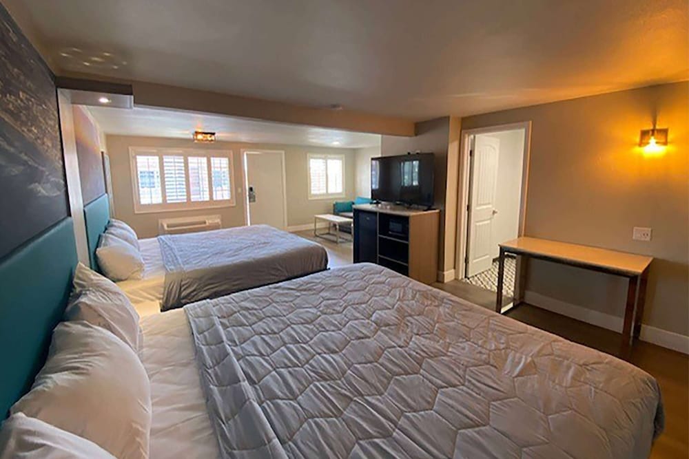 Фото Super 8 by Wyndham Oceanside Downtown