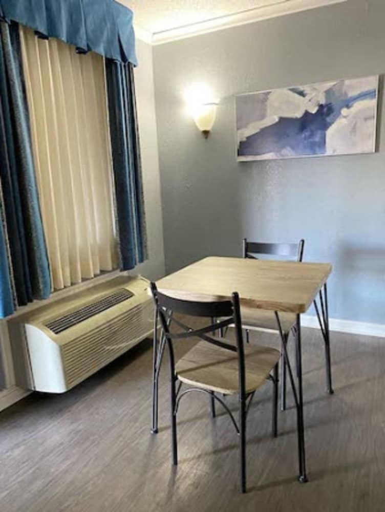 Фото Quarters Inn & Suites