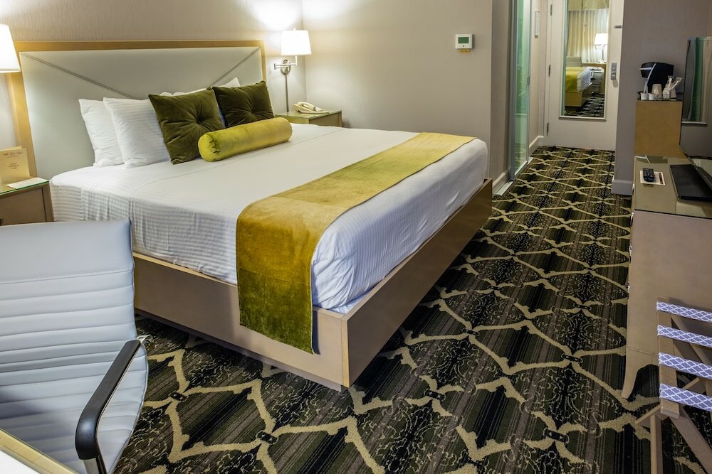 Фото Bell Tower Hotel