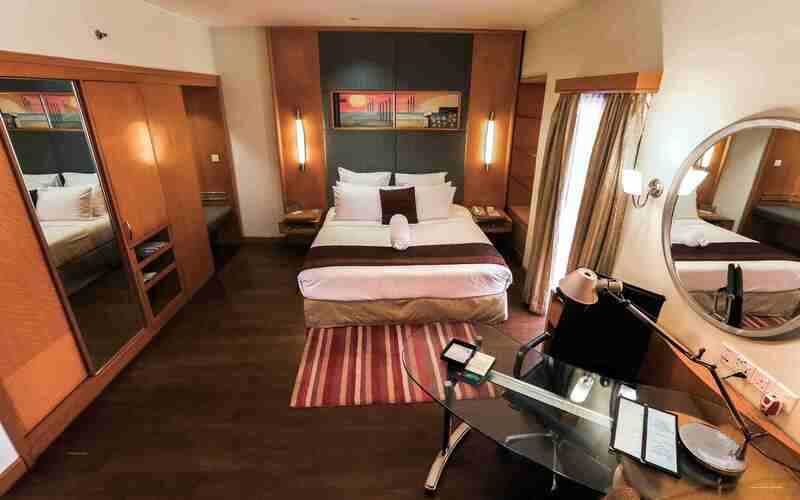 Фото Lakeshore Hotel & Apartments