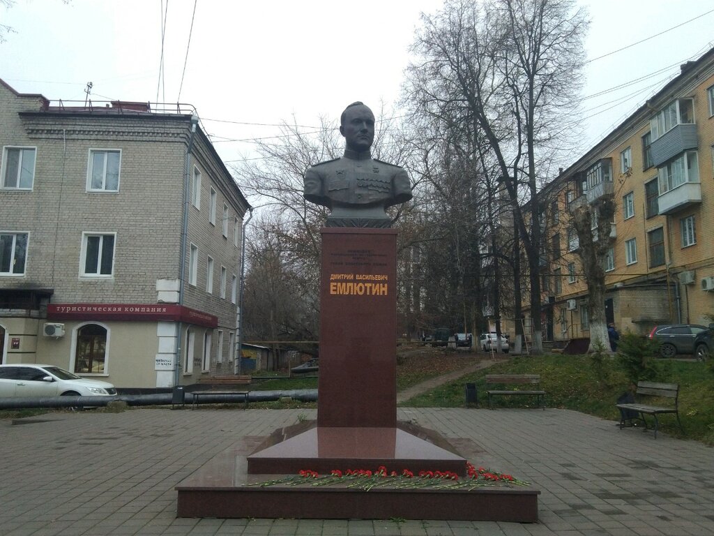 Monument, memorial Бюст Д.В. Емлютина, Bryansk, photo