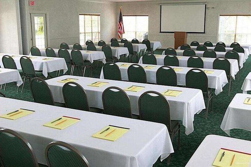 Фото Fredericksburg Inn & Suites