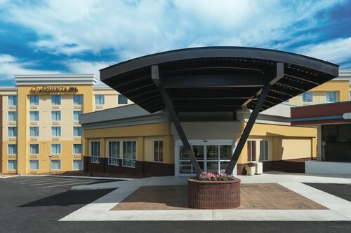 Гостиница La Quinta Inn & Suites by Wyndham Lynchburg at Liberty Univ в Линчберге