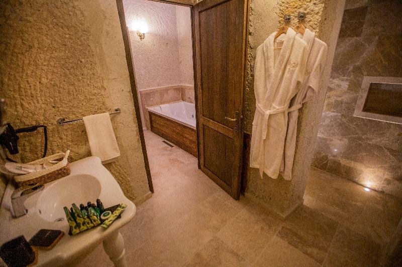 Фото Nino Cave Suites