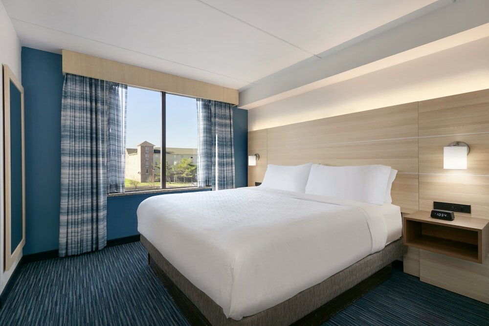 Фото Holiday Inn Express Hotel & Suites Norfolk Airport