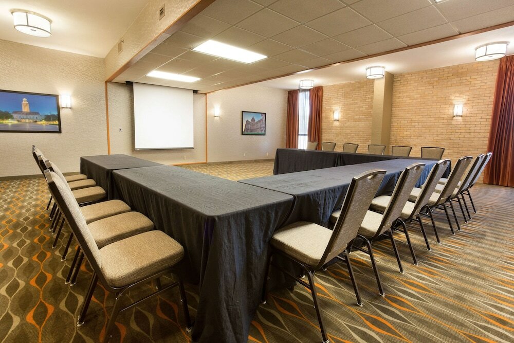 Фото Drury Inn & Suites Austin North