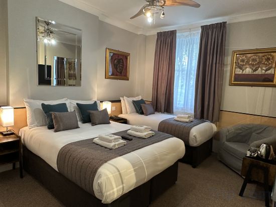 Фото Tudor Court Hotel