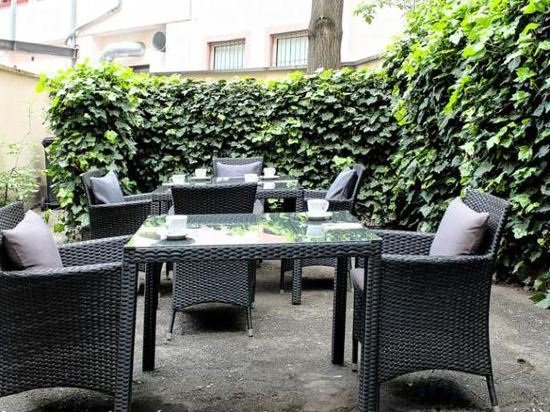 Фото Townhouse Hotel