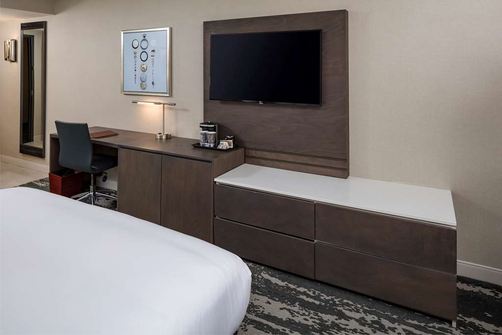 Фото Doubletree by Hilton Boston Logan Airport Chelsea