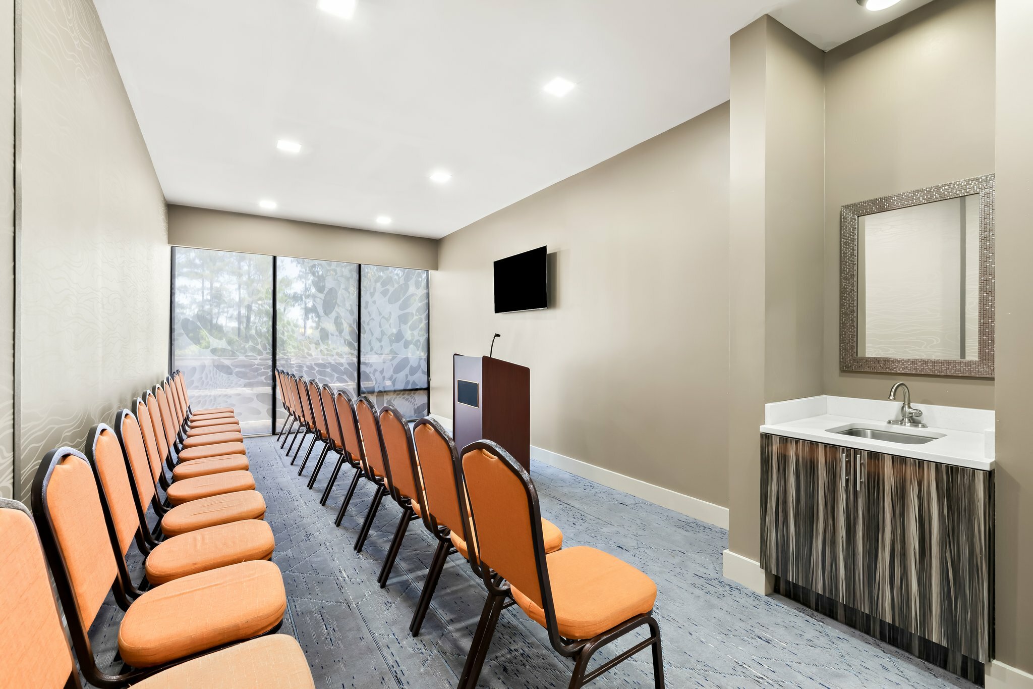 Фото Holiday Inn Express Atlanta Galleria - Ballpark Area, an Ihg Hotel