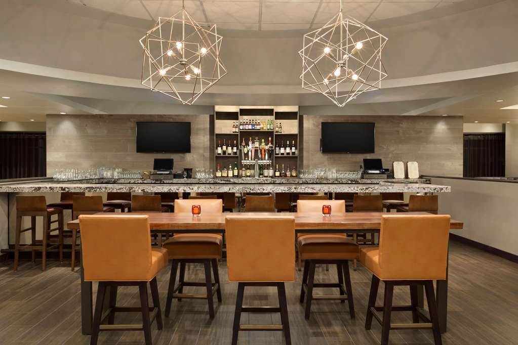 Фото Hilton East Brunswick Hotel & Executive Meeting Center