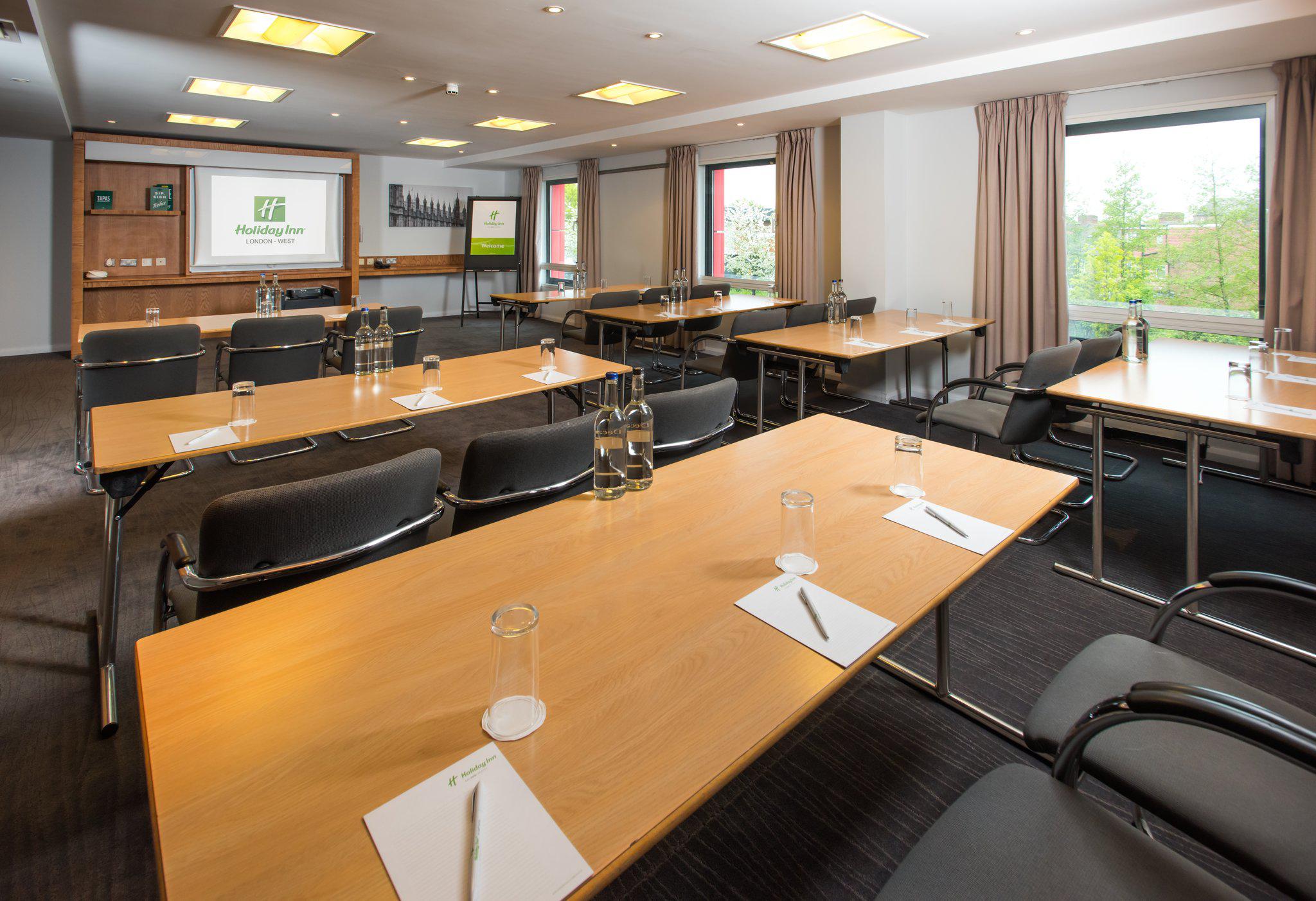 Фото Holiday Inn London - West, an Ihg Hotel