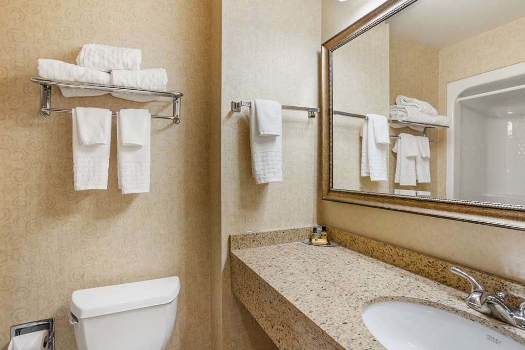 Фото Best Western Plus Revere Inn & Suites