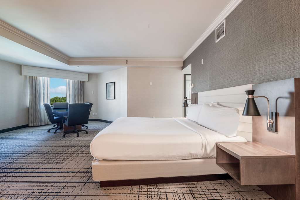 Фото DoubleTree by Hilton South Charlotte Tyvola