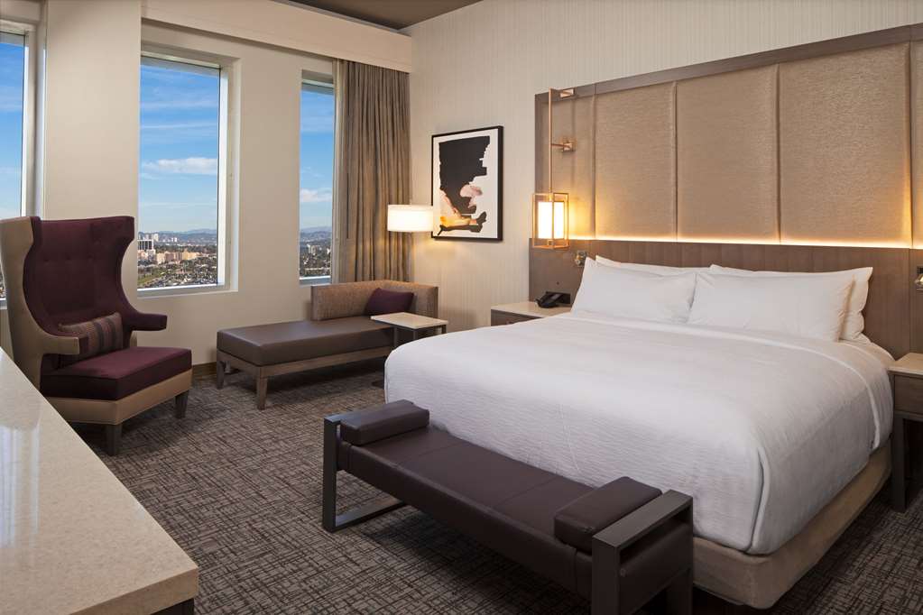 Фото H Hotel Los Angeles, Curio Collection by Hilton