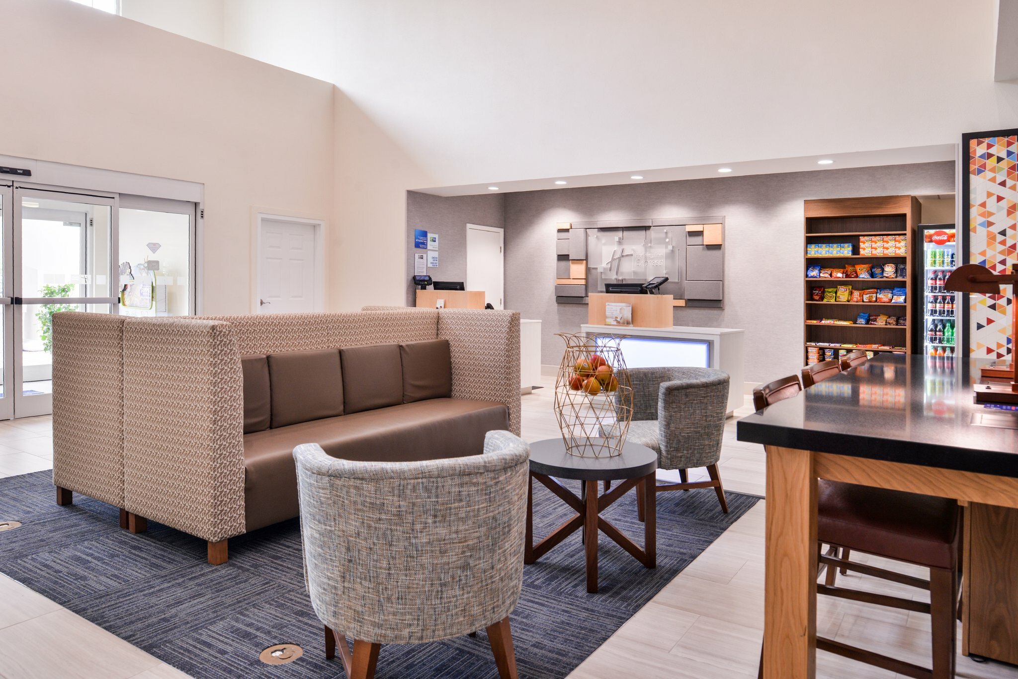 Фото Holiday Inn Express Tampa N I-75 - University Area, an Ihg Hotel