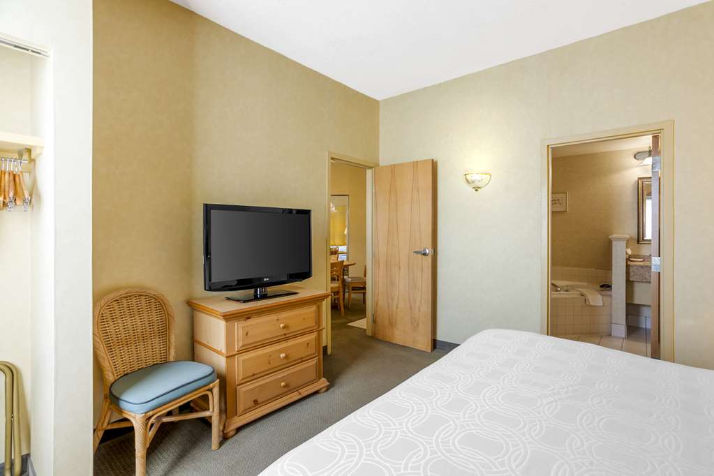 Фото Best Western Plus Revere Inn & Suites
