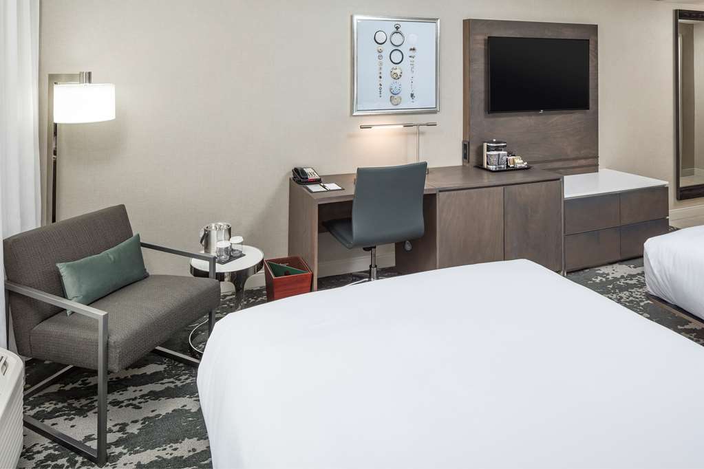 Фото Doubletree by Hilton Boston Logan Airport Chelsea