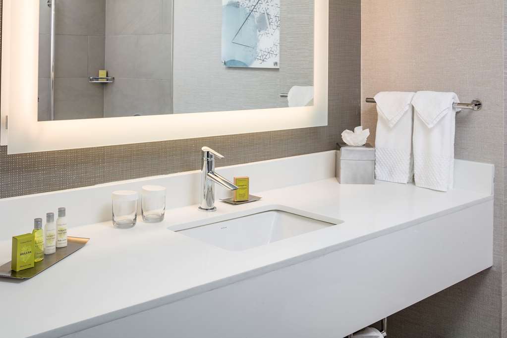 Фото Doubletree by Hilton Boston Logan Airport Chelsea