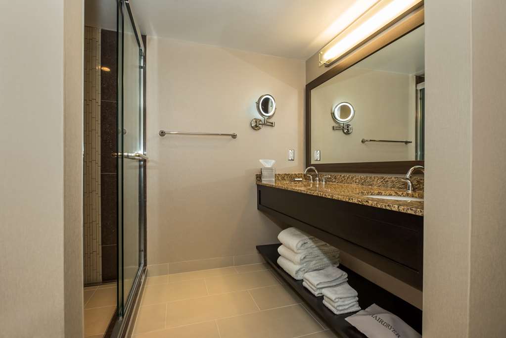 Фото Hilton Winnipeg Airport Suites
