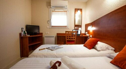 Гостиница Best Hotel Lyon St Priest в Сен-Приесте