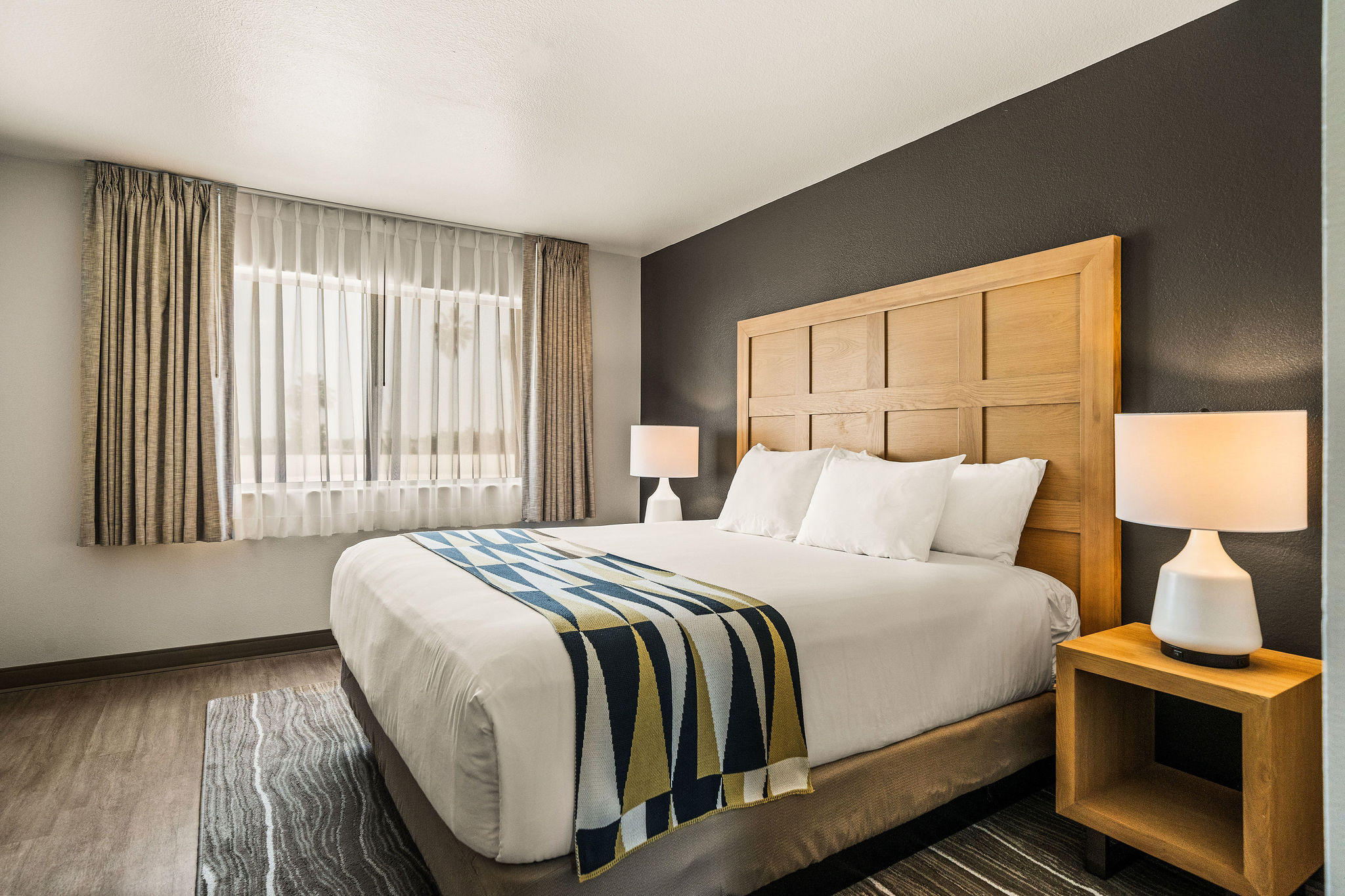 Фото Oxford Suites Redding