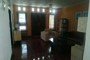 Гостиница Oyo 90699 Yellow White Guesthouse Palu в Палу