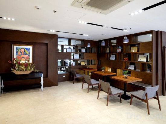 Фото Golden Prince Hotel and Suites