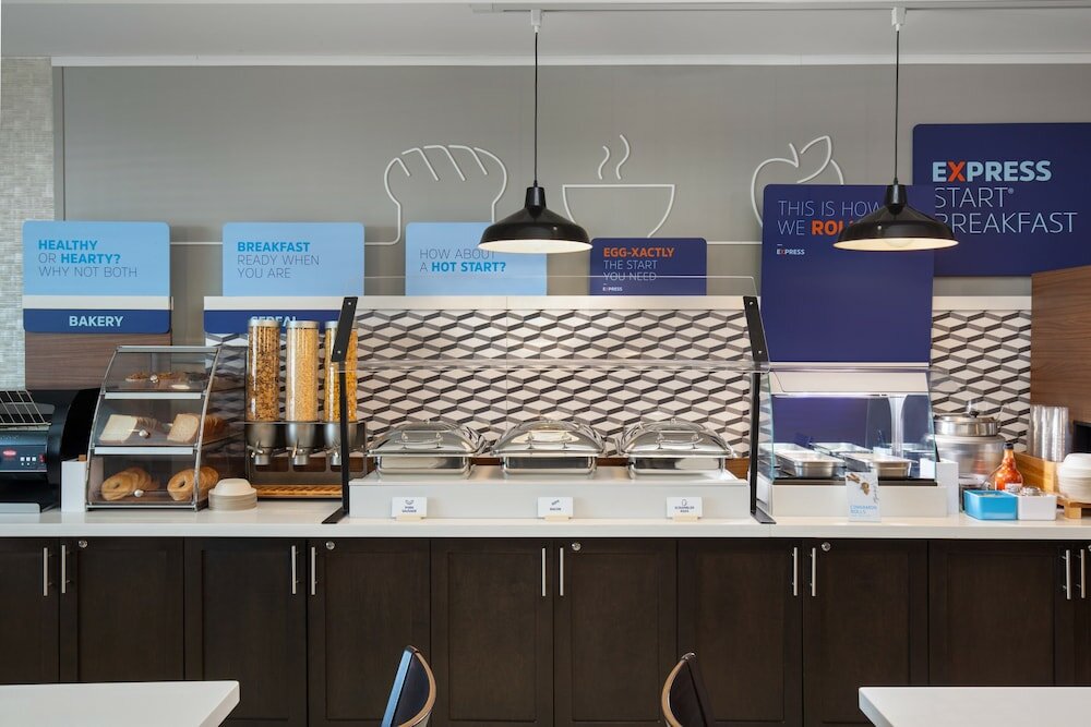 Фото Holiday Inn Express Hotel & Suites Barrie, an Ihg Hotel