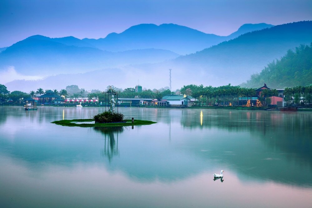 Фото Lakeside Resort Hotel