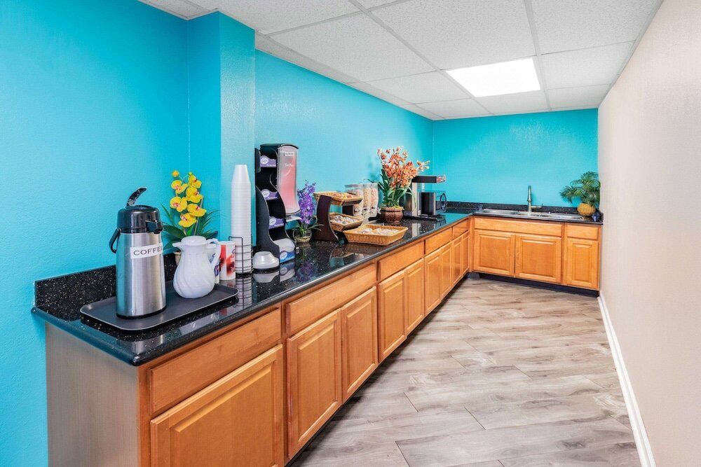 Фото Howard Johnson by Wyndham Houston