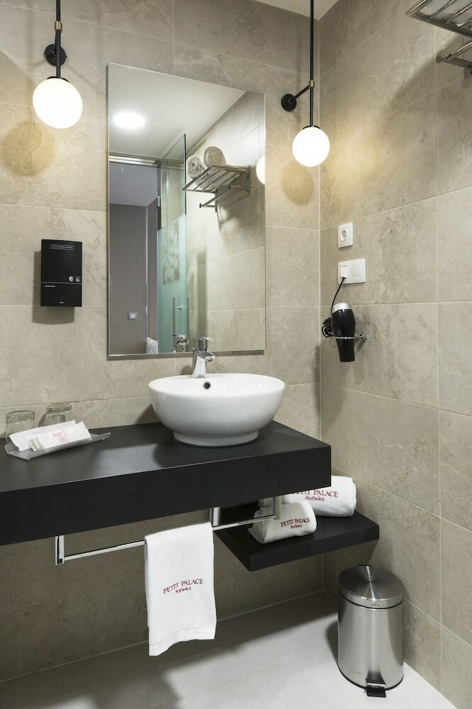 Фото Petit Palace Triball