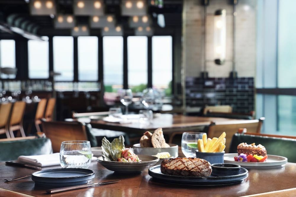 Фото Sheraton Hong Kong Tung Chung Hotel