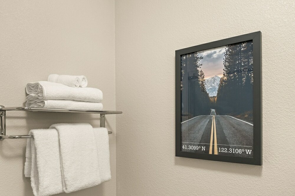 Фото Oxford Suites Redding