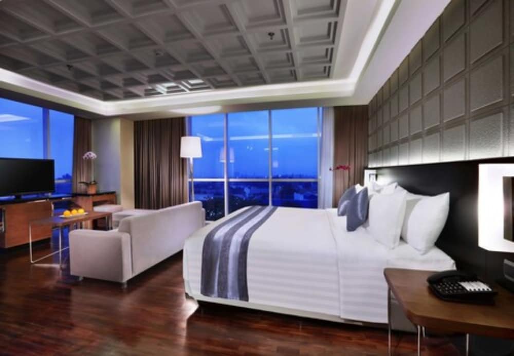Фото Aston Pasteur Hotel