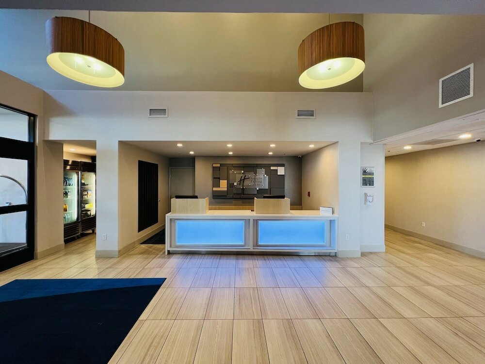 Фото Holiday Inn Express & Suites Salinas, an Ihg Hotel