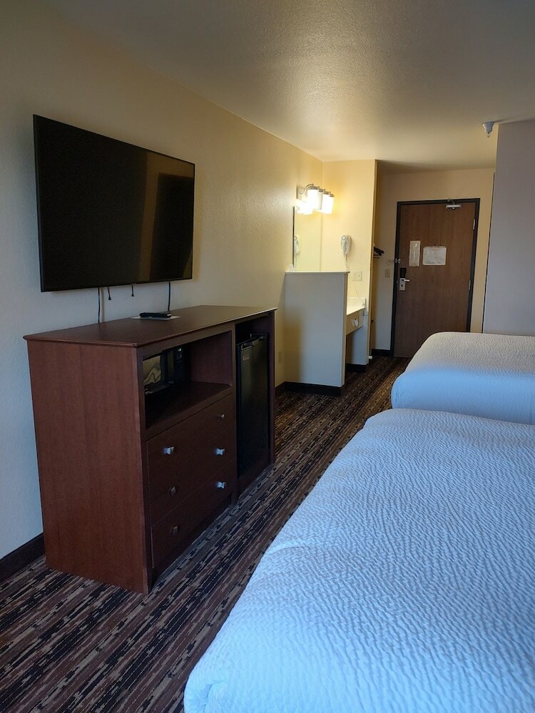 Фото Days Inn & Suites by Wyndham Fargo 19th Ave/Airport Dome