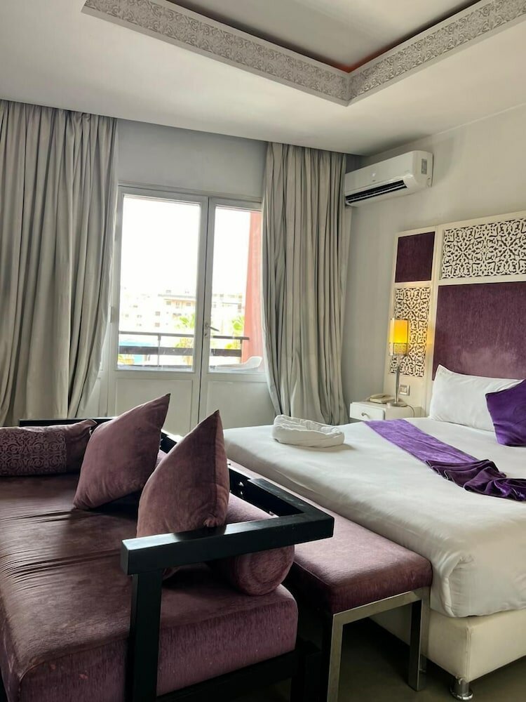 Фото La Renaissance Hotel