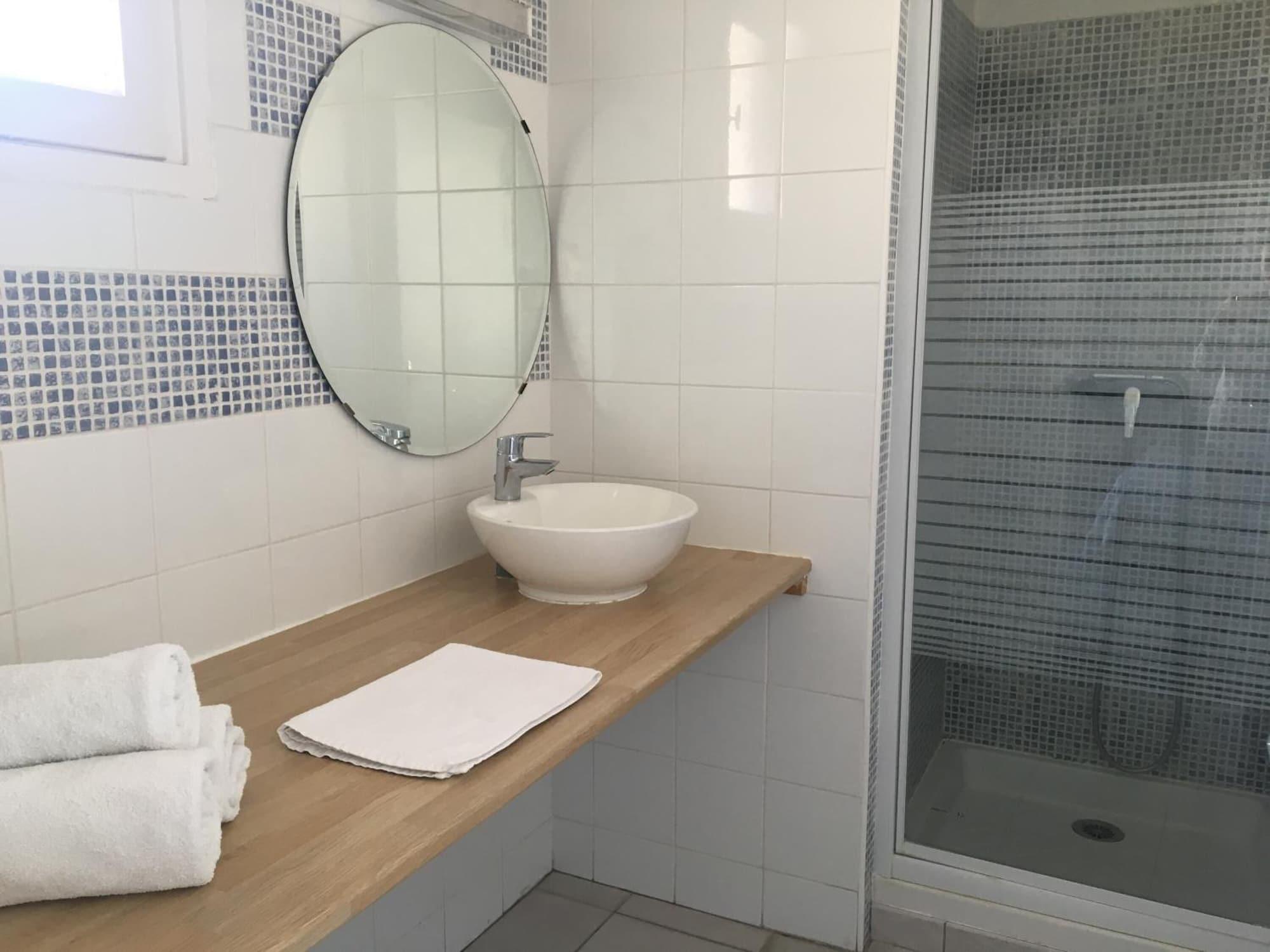 Фото Hôtel Les Myrtes