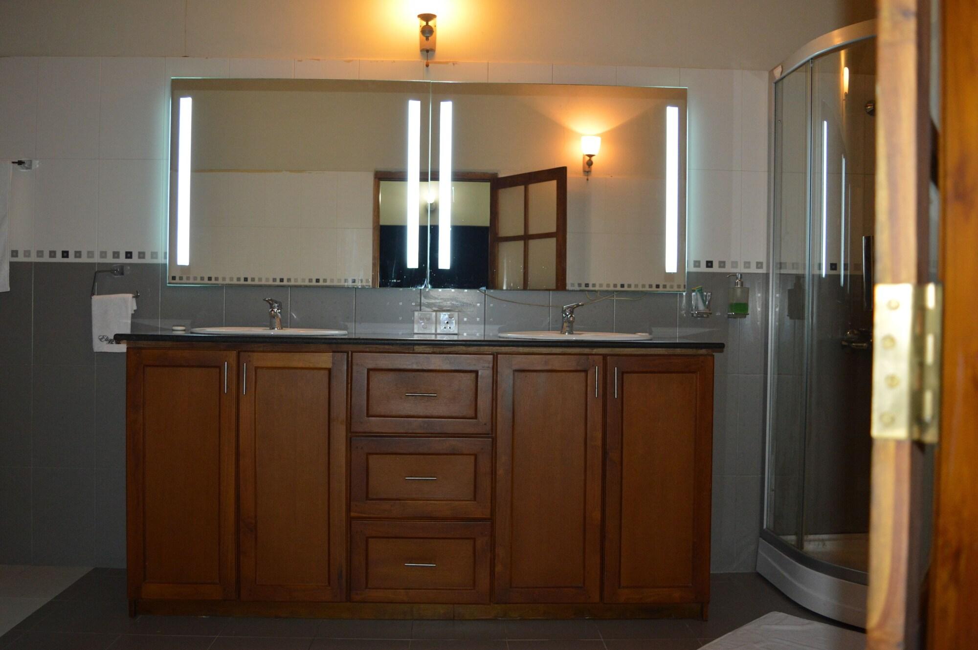 Фото Elegante The Villa