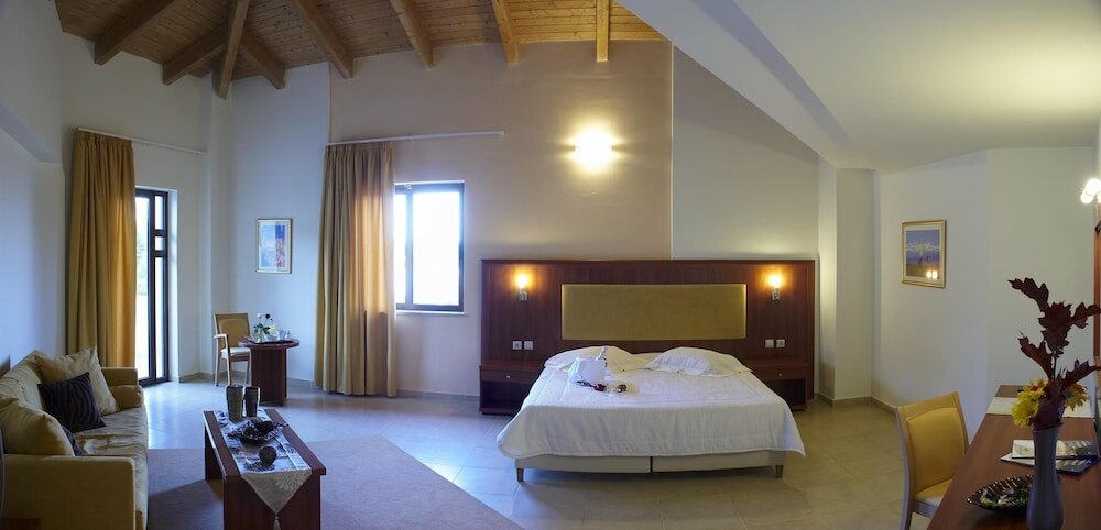 Фото Parnis Palace Hotel Suites