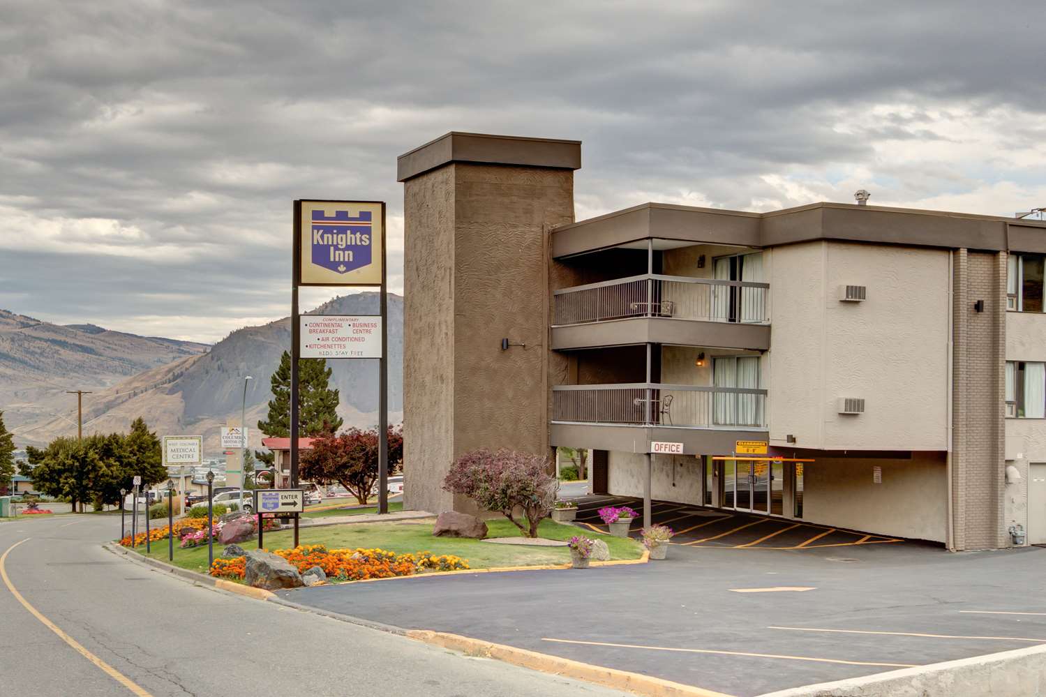 Фото Knights Inn Kamloops