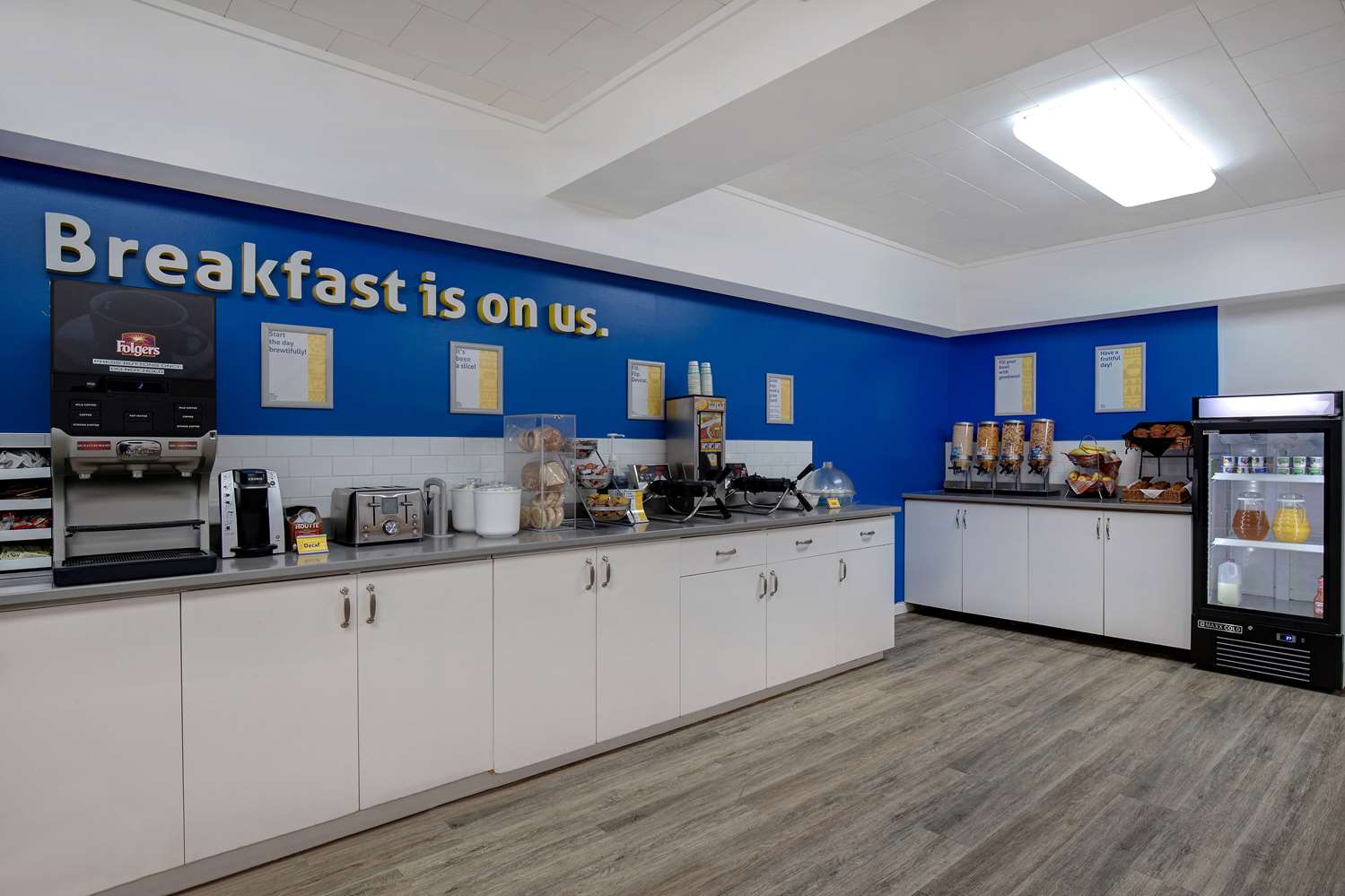 Фото Days Inn by Wyndham Victoria Airport Sidney