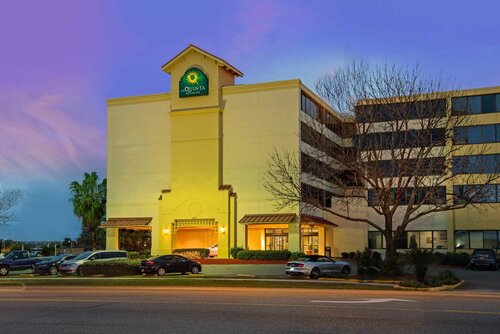 Гостиница La Quinta Inn & Suites by Wyndham New Orleans Airport в Кеннере