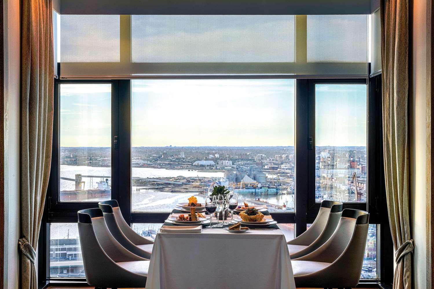 Фото Radisson Montevideo Victoria Plaza Hotel