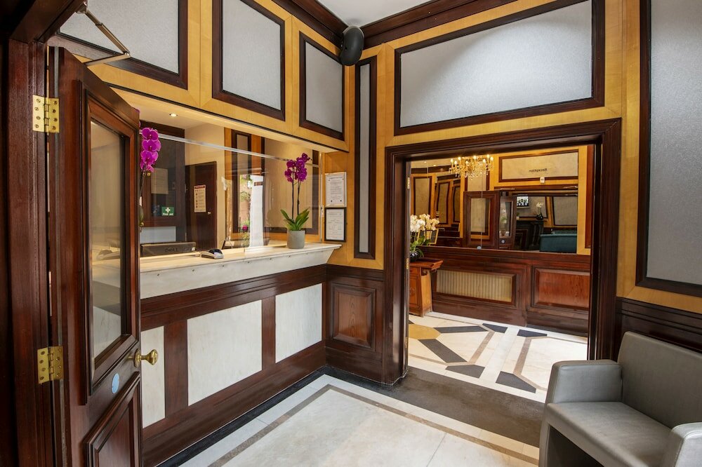 Фото Langham Court Hotel